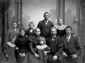 Familj med många barn, fotograferade i makarna Forthmeiiers ateljé ca. 1900.