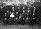 Familj fotograferad utomhus, ca 1900. Okänd plats, troligen i Kronobergs län.