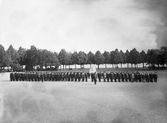 En grupp läroverkselever uppställda på skolgården, ca 1905. I bakgrunden skymtar Växjösjön.