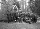 Officersgrupp framför en torvklädd hydda på Kronobergshed, 1927.