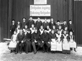 Personalfoto taget mot fabriksväggen, utomhus. Ca 1900. Okänd plats, troligen Kronobergs län.