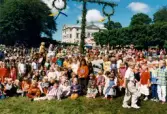 Midsommarfirande vid Gunnebo slott i Mölndal, den 20 juni 1997. Ett flertal barn har samlats vid midsommarstången för ett grupporträtt.