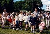 Midsommarfirande vid Gunnebo slott i Mölndal, den 20 juni 1997. Små och stora deltar i dansen kring midsommarstången.