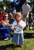 Midsommarfirande vid Gunnebo slott i Mölndal, den 20 juni 1997. Porträtt av en liten flicka.