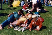 Midsommarfirande vid Gunnebo slott i Mölndal, den 20 juni 1997. En familj som hittat sin plats på gräsmattan.