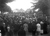 Begravning på Tegnérkyrkogården, Växjö, ca. 1915. En stor samling människor står på kyrkogården.