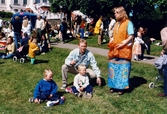 Midsommarfirande vid Gunnebo slott i Mölndal, den 20 juni 1997. En familj som hittat sin plats på gräsmattan.