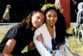 Midsommarfirande vid Gunnebo slott i Mölndal, den 20 juni 1997. Porträtt av en par. Kvinnan har en blomsterkrans på huvudet.