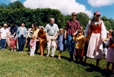 Midsommarfirande vid Gunnebo slott i Mölndal, den 20 juni 1997. Små och stora deltar i dansen kring midsommarstången.