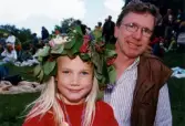 Midsommarfirande vid Gunnebo slott i Mölndal, den 20 juni 1997. Porträtt av en liten flicka och en man. Flickan har en blomsterkrans på huvudet.