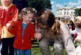 Midsommarfirande vid Gunnebo slott i Mölndal, den 20 juni 1997. Små och stora deltar i dansen kring midsommarstången.