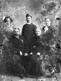 Familjefoto, ca. 1910. Okända personer. Ateljéfoto.