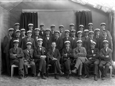 Studentgrupp fotograferad i ateljé, ca. 1916. Möjligtvis Tekniska Yrkesskolan, Växjö.