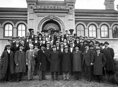 Folkskolelärarmöte, uppställda framför Fornsalen, nuvarande Smålands Museum. 1917.