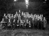 Studenter fotograferade utomhus i Växjö 1909.