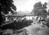 Trädgårdsfest med Museimannaföreningen 1942, i landshövdingens trädgård på residensets innergård.