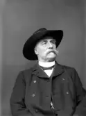 Porträtt av man med hatt och mustasch. Ateljéfoto, ca. 1900.