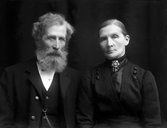 S.t. Sigfrids syssloman Olof Johansson med sin fru Katarina Fredrika. Ateljéfoto, ca. 1900-1910.