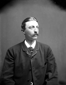 Porträtt av man med mustasch. Ateljéfoto, ca. 1910.