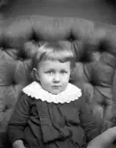 Barn i kolt och spetskrage. Ateljéfoto, 1890-tal.