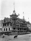 Feukska huset i hörnet Storgatan - Bäckgatan under uppbyggnad, 1908.