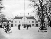 Familj på skidor framför Ingelstad säteri.