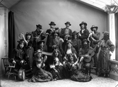 Orkester med romsk-inspirerade kläder. Ateljéfoto, ca. 1910.