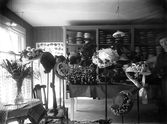 Interiör av hattaffär, 1909. Okänd plats, troligen Växjö.
