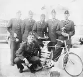 MM i militär femkamp. Borås 1967.
I11:s lag med prispokal. Näst längst till höger: Bengt-Åke Christensson. Längst till höger: Claes Friberg.
Längst till vänster:...Ernstsson.