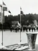 MM i militär femkamp. Kristianstad 1965.
Segrare: Claes Friberg I11.
Närbild på prisbordet med plaketter, bordsflaggor och en silverpokal.