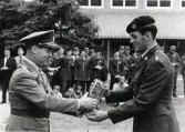 MM i militär femkamp. Kristianstad 1965.
(Segrare: Claes Friberg I11). Överste Alsterlund, P6, överlämnar ett pris till okänd deltagare.