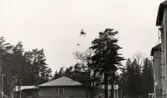 I11, den 30/1 1974.
Fem läkare med arméstabsläkare Olof Kylin i spetsen, anländer med helikopter från Stockholm för att hjälpa till med visitation/undersökning av 505 sjukanmälda.
