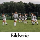 Serie om tre fotografier som visar fotbollslaget Jitex BK träna på Åbyvallen i Åby, Mölndal, år 1996. Även ett porträtt på tre spelare från OS i Atlanta 1996: Camilla Svensson, Eva Larsson samt Pernilla Bowall.