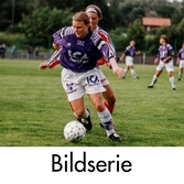 Serie om fem fotografier som visar fotbollslaget Jitex BK spela match mot Landvetter IF på Kvarnbyvallen i Mölndal, år 1996. I samband med matchen delas blombuketter ut till Jitex-spelarna Pernilla Bowall, Eva Larsson och Camilla Svensson. Matchen slutade 1-1.