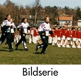 Serie om 10 fotografier som visar olika aktiviteter på Kvarnbyvallen i Mölndal, år 1997. Fotbollslaget Jitex BK värmer upp inför en match mot Lotorps IF, vilken slutade med resultatet 0-1. Mölndals Paradorkester underhåller på fotbollsplanen.