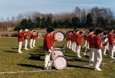 Kvarnbyvallen i Mölndal, år 1997.  Mölndals Paradorkester underhåller på fotbollsplanen.