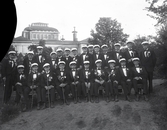 Studentgrupp i Museiparken, med Läroverket som fond. 1920.