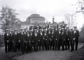 Studentgrupp i Museiparken, med Läroverket som fond. 1916.