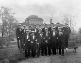 Studentgrupp i Museiparken, med Läroverket som fond. 1920.