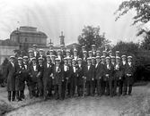 Studentgrupp i Museiparken, med Läroverket som fond. 1913.