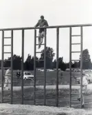 MM i militär femkamp på I11. (1:a i lag: P6, 2:a: I11. Individuell segrare: Claes Friberg, I11).
Augusti 1966. Hinderlöpning över klätterställning.