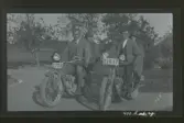 Två män på moped/ motorcykel. båda skjutsar varsin kvinna. Makarna Axel och Frida Fredriksson till vänster.
