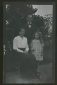Porträtt av en familj.
