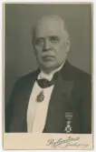 Porträtt på Carl Ludvig Wahlin Teckningslärare, bankkassör. född 26 september år 1855 i Jönköping. död 7 februari år 1949 i Jönköping.
