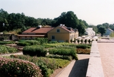 Tjenstemannabostaden med tillhörande köksträdgård vid Gunnebo slott i Gunnebo, Mölndal, i juli 1999. Byggnaden används som restaurang och kafé. Något längre bort ses drivhuset som återskapades 1996-1999 efter gamla ritningar.