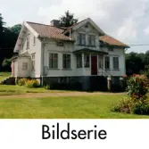 Serie om två fotografier som visar exteriören av ett bostadshus i Balltorp, Mölndal, juli-augusti 1998. Enligt fotografens anteckningar ska namnet vara 