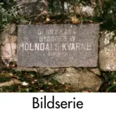 Serie om två fotografier som visar en minnestavla av sten som är uppsatt på en bergknalle vid Ståloppet i Mölndal. Fotografierna är tagna juli-augusti 1998. På minnestavlan är följande text inristad: DENNA KANAL BYGGDES AV MÖLNDALS KVARNBY ÅR 1851.