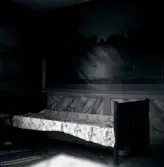 Interiör från en nattstuga med målningar i Brunnsmåla.