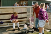 Fotbollslaget Jitex BK spelar match mot Mallbackens IF på Kvarnbyvallen i Mölndal, april 1993. Jitex-spelare vid sidan av planen. Matchen slutade 2-1.