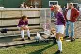 Fotbollslaget Jitex BK spelar match mot Mallbackens IF på Kvarnbyvallen i Mölndal, april 1993. Jitex-spelare vid sidan av planen. Matchen slutade 2-1.